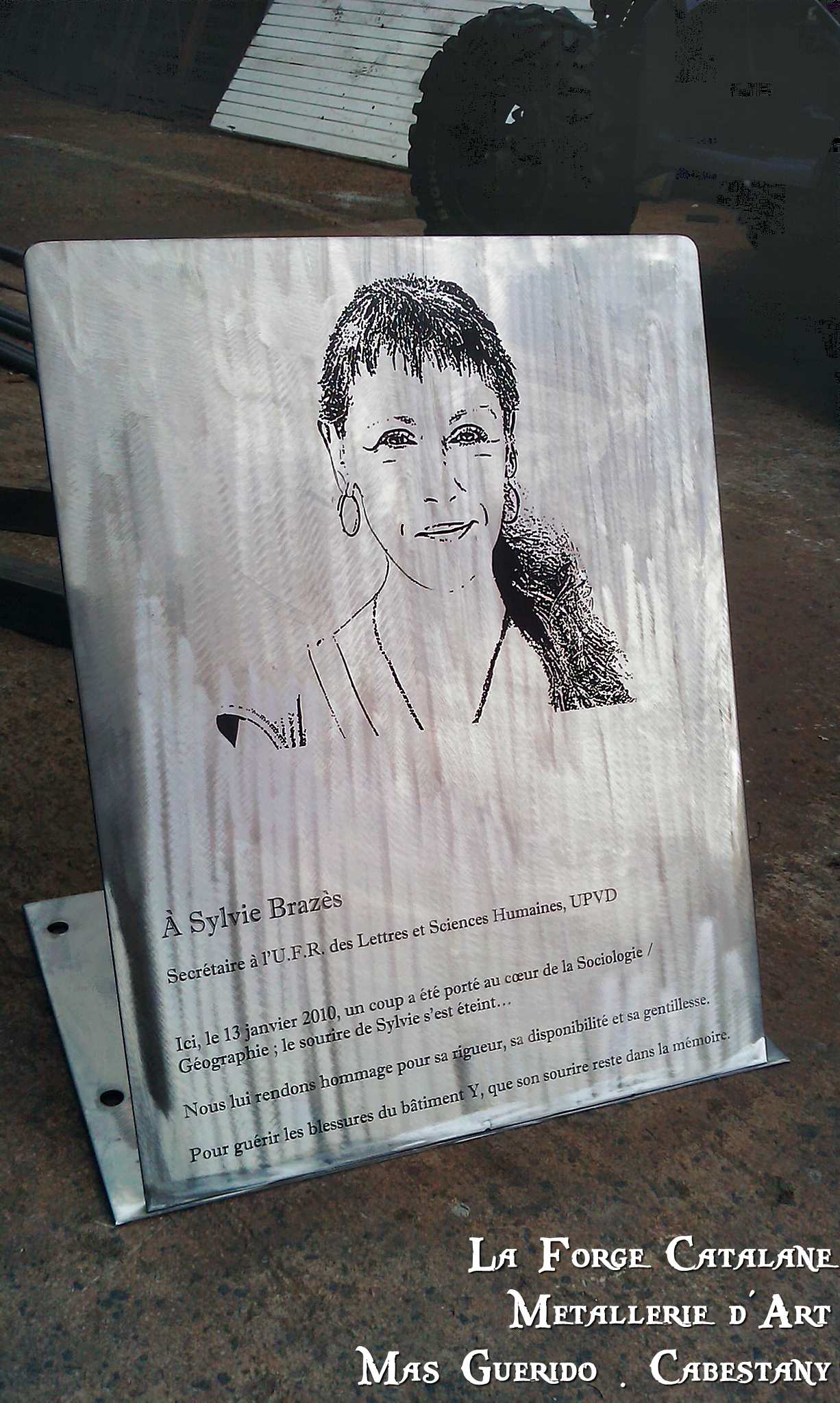 support en fer avec decoupe laser hommage universite perpignan forge catalane.jpg